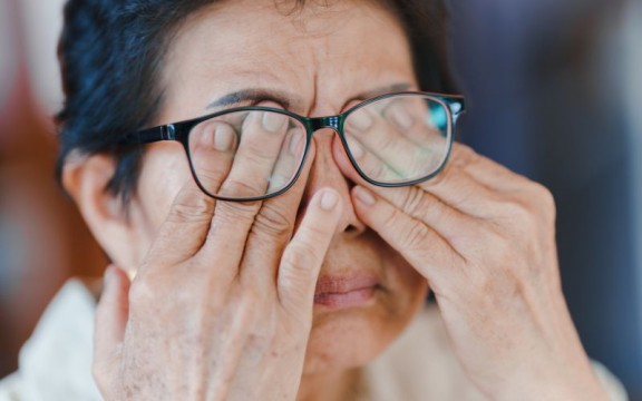 Chọn Mua Máy Massage Mắt Cho Người Hay Nhức Mỏi Mắt 